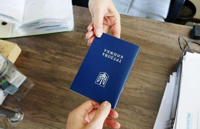 Кто из работодателей вносит запись о работе по совместительству в трудовую книжку: разъяснение