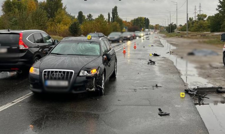 У Києві водій Audi на смерть збив чоловіка на самокаті