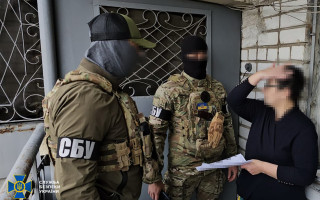 Допомагала окупантам коригувати російські атаки на Херсон: СБУ затримала зрадницю