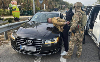Ошукав матір загиблого військового на майже 7 млн грн: на Київщині затримали шахрая