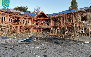 В Одесі уламки «шахеда» впали на яхт-клуб: зруйновано будівлю школи вітрильного спорту, яхти та катери, фото