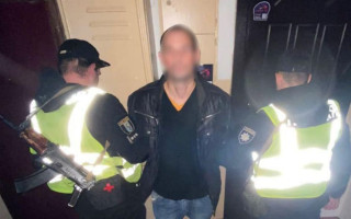Бив безпритульного кота об асфальт: у Києві затримали живодера