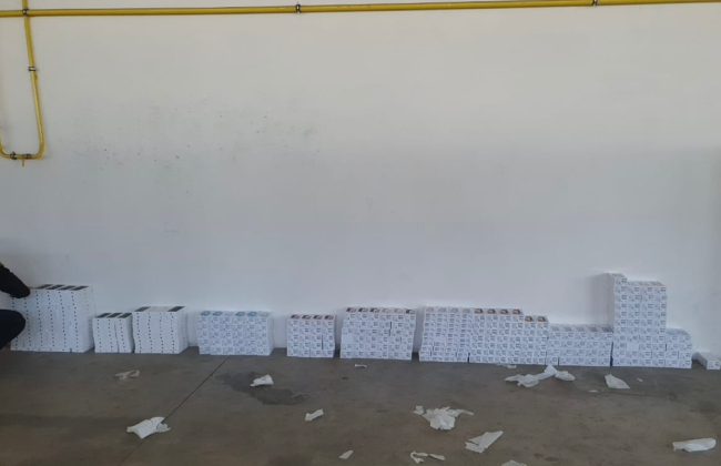 В автобусе, следовавшем из ЕС, таможенники под пассажирскими сиденьями и не только обнаружили сотни новеньких смартфонов