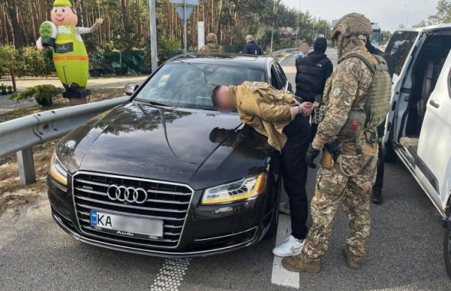 Обманул мать погибшего военного почти на 7 млн грн: в Киевской области задержали мошенника