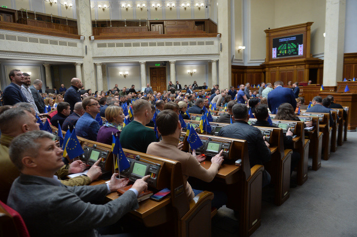 Рада прийняла закон про довічний статус PEP і моніторинг правочинів топ-посадовців: у Мінфіні розповіли деталі