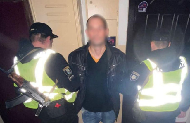 Бил бездомного кота об асфальт: в Киеве задержали живодера