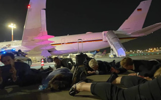 Шольц ліг на злітну смугу через повітряну тривогу в Ізраїлі та став свідком вибухів: відео