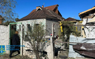 Ворог завдав ракетного удару по передмістю Дніпра: пошкоджено будинки, автомобілі, лінії електропередач, фото