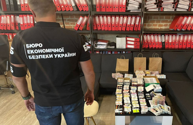 Зарплаты в «конвертах» для 2 тысяч работников: БЭБ разоблачило схему уклонения от уплаты налогов