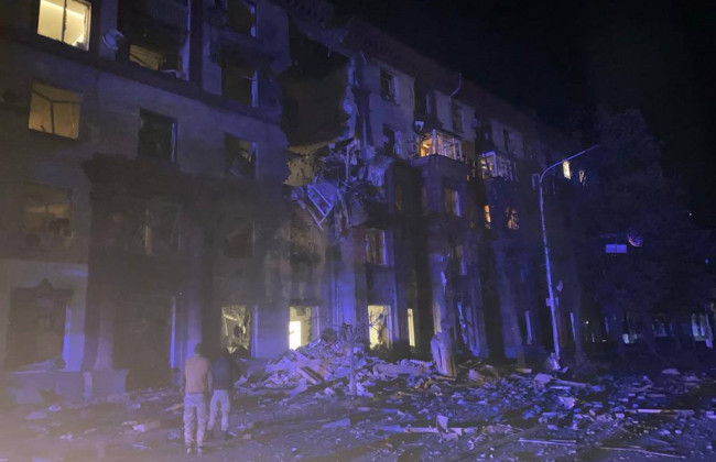 рф нанесла удар по многоэтажке в Запорожье: есть жертвы, фото и видео