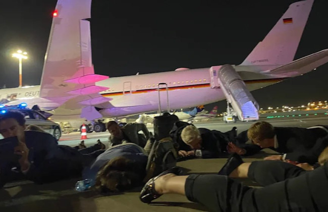 Шольц лег на взлетную полосу из-за воздушной тревоги в Израиле и стал свидетелем взрывов: видео