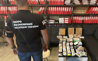 Зарплати в «конвертах» для 2 тисяч працівників: БЕБ викрило схему ухилення від сплати податків