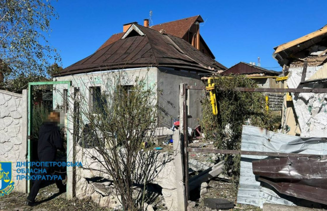 Враг нанес ракетный удар по пригороду Днепра: повреждены дома, автомобили, линии электропередач, фото