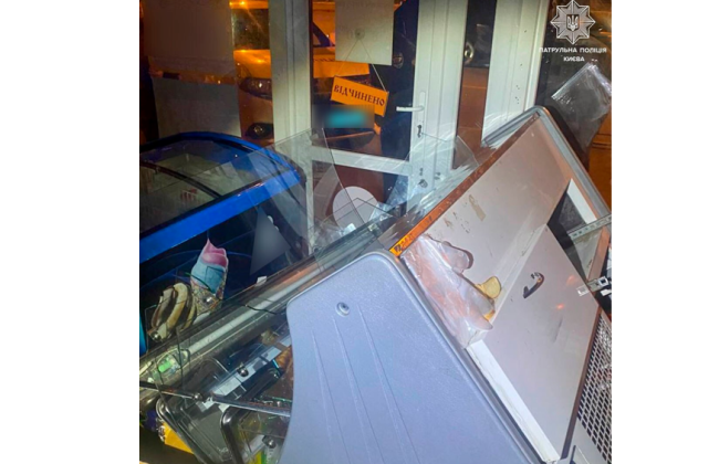 В Киеве разгромили киоск в Голосеевском районе