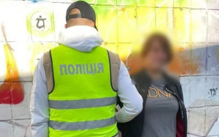 Ударила пенсионерку по голове и ограбила ее: в Киеве задержали женщину