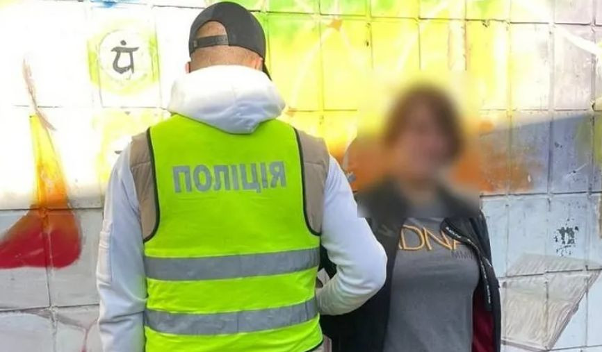 Ударила пенсионерку по голове и ограбила ее: в Киеве задержали женщину