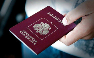 Видавала російські паспорти на Херсонщині: судитимуть ексспівробітницю міграційної служби