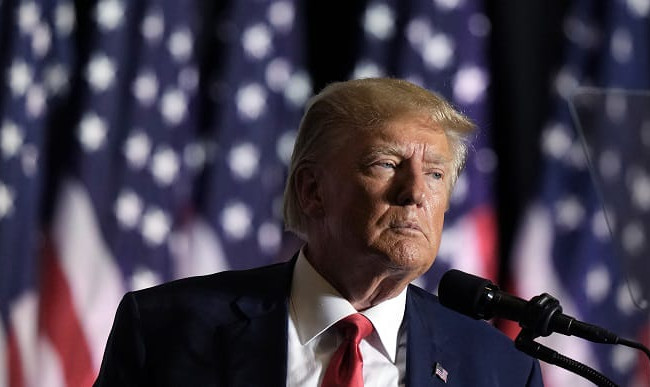 Суд оштрафовал Трампа на $5000 за фото помощницы судьи в соцсети