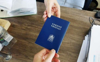ПФУ відповів, чи враховуються для призначення пенсії дані нотаріально завіреної копії трудової книжки