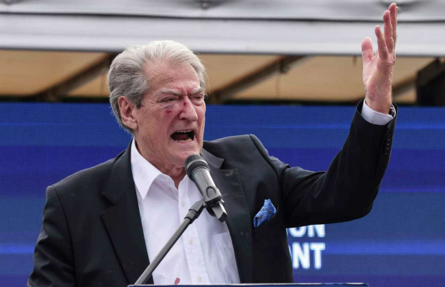 Экс-премьера Албании и его зятя подозревают в коррупции и отмывании денег