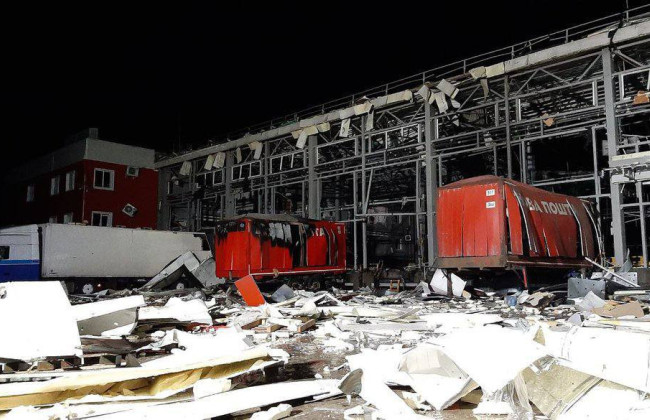 Последствия ракетного удара по терминалу «Новой почты» в Харьковской области: 6 погибших, 16 раненых