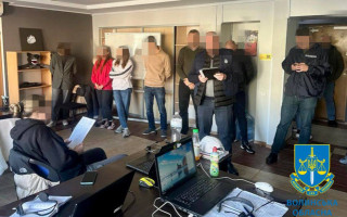 «Заробляли» 2 млн грн щомісяця: у Луцьку викрили шахрайський кол-центр