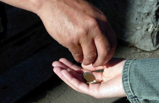 Львовянку оштрафовали за то, что ее сын просил у прохожих еду