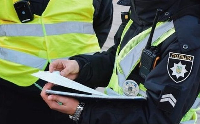 Предложил полицейским взятку за избежание админответственности: водителю сообщено о подозрении