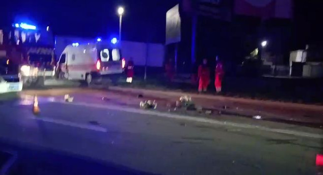 От удара у машин вырвало колеса: в Киевской области водитель Audi протаранил скорую помощь, видео