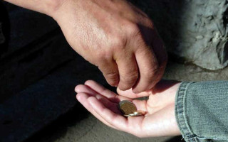 Львів'янку оштрафували за те, що її син просив у перехожих їжу