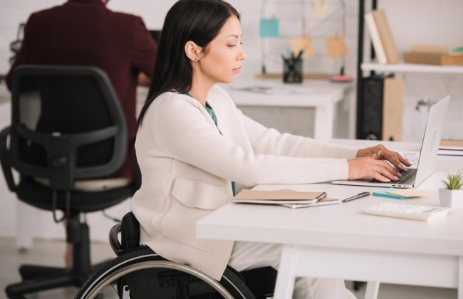 При каких условиях работодатель при принятии человека с инвалидностью имеет возможность получить компенсацию