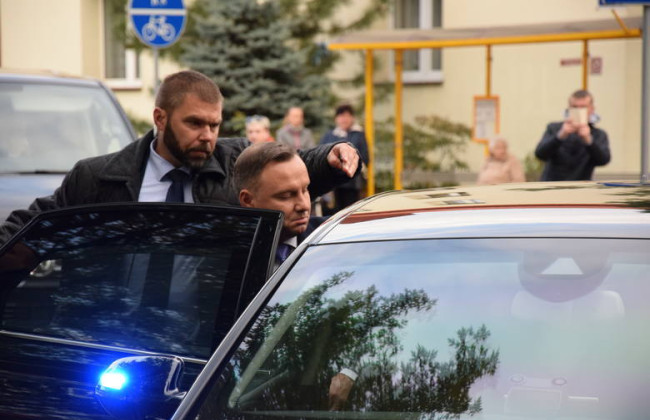 В одном из автомобилей автоколонны президента Польши обнаружили датчик слежения – СМИ