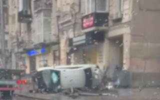 В Киеве автомобиль на скорости снес остановку общественного транспорта, видео