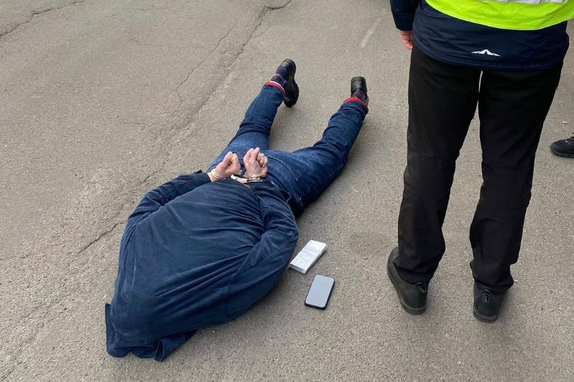 У Києві росіянин вимагав у іноземця $60 000 неіснуючого боргу та погрожував розправою