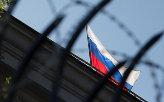 «Переплутав» прапор рф із французьким: в Івано-Франківську спалили прапор країни-агресора