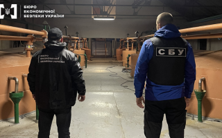 БЭБ разоблачило подпольное производство спирта в Черниговской области: к схеме причастны налоговики