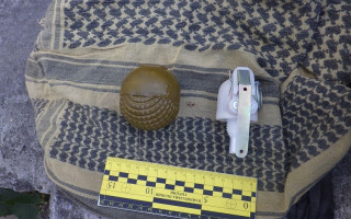 У Дніпровському районі Києві поліцейські виявили в сумці чоловіка гранату