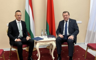 Глава МЗС Угорщини у Мінську закликав до мирних переговорів в Україні