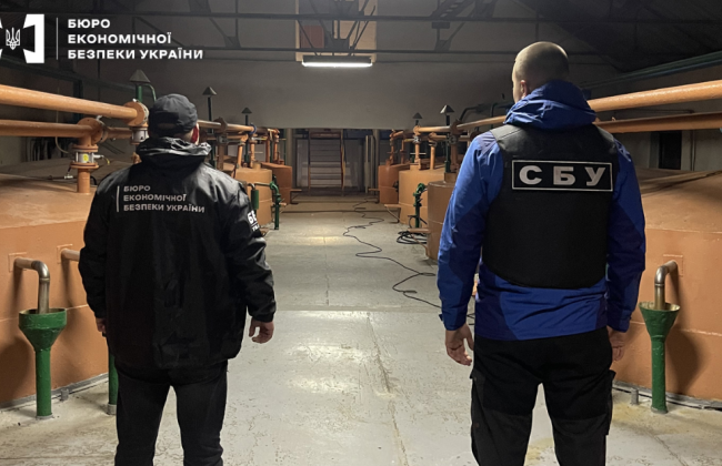 БЭБ разоблачило подпольное производство спирта в Черниговской области: к схеме причастны налоговики