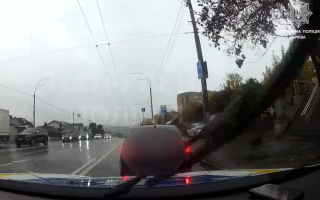 Патрульні у Києві зупинили та оштрафували водія, який не пропустив пішохода