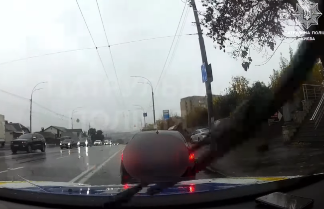 Патрульные в Киеве остановили и оштрафовали водителя, который не пропустил пешехода