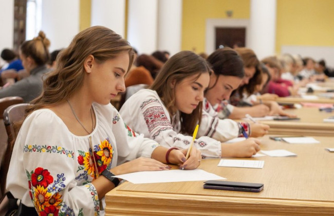 Радіодиктант національної єдності 2023: нова дата, де слухати і куди надсилати листи