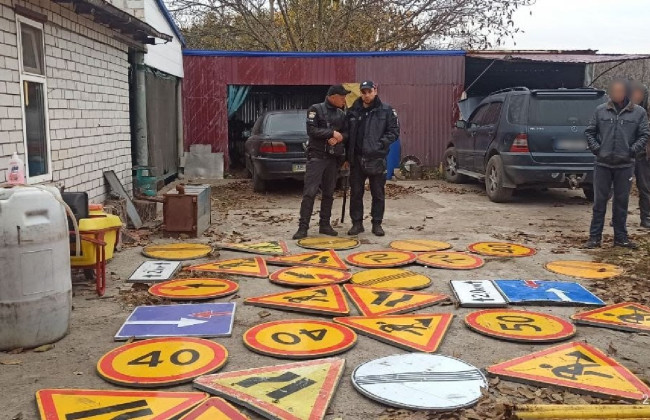 На Днепропетровщине мужчина строил теплицу из опор дорожных знаков