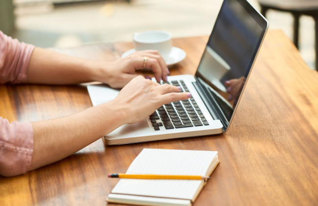 Может ли работник при получении статуса беженца в другой стране продолжать находиться в трудовых отношениях