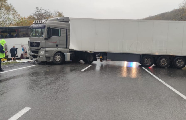 На Закарпатье грузовик столкнулся с пассажирским автобусом – полиция