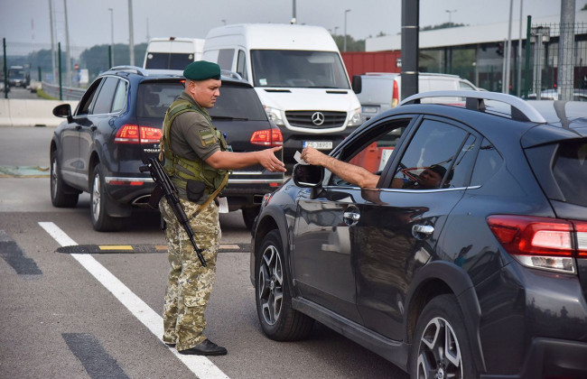 Стало известно, сколько госслужащих пытались незаконно выехать за границу: подробности