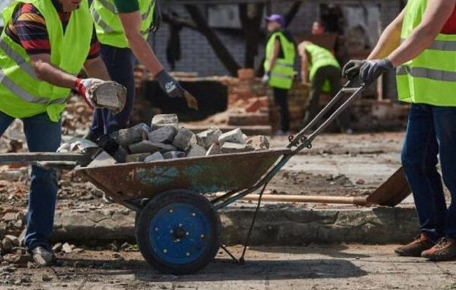 Кабмин увеличил в 1,5 раза оплату за выполнение общественно полезных работ