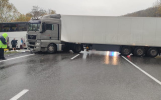 На Закарпатті вантажівка зіштовхнулась із пасажирським автобусом – поліція