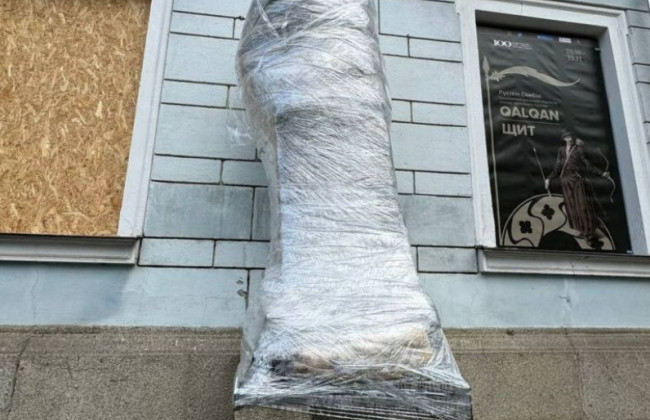 В Киеве памятник Илье Репину обмотали пленкой, фото