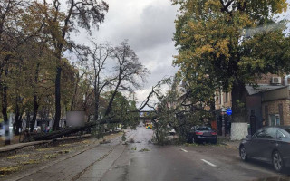 Негода у Києві: перекрито рух транспорту на Хрещатику та затори до метро «Шулявська»